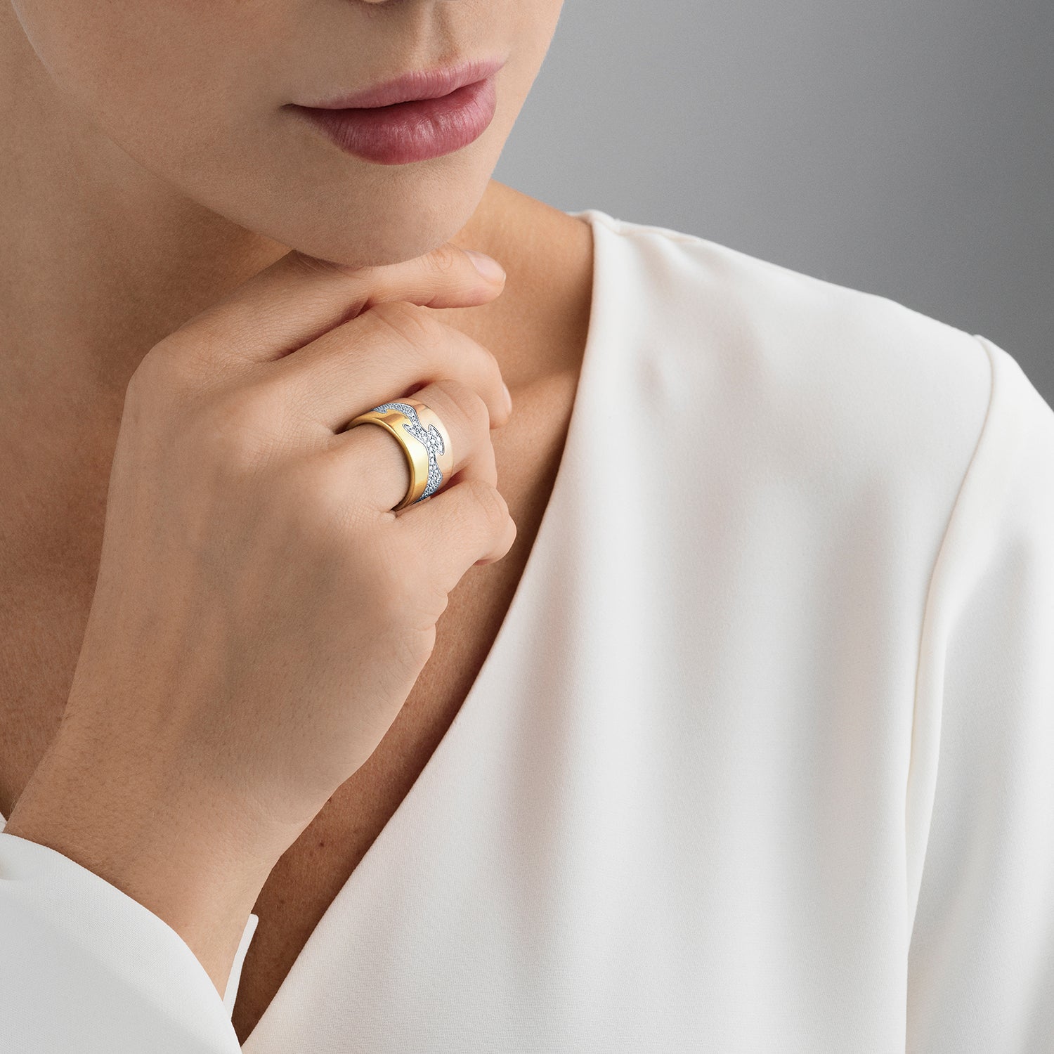 FUSION centerring - 18 kt. hvidguld med pavéfattede brillanter - Sct. Mathias Ure & Guld