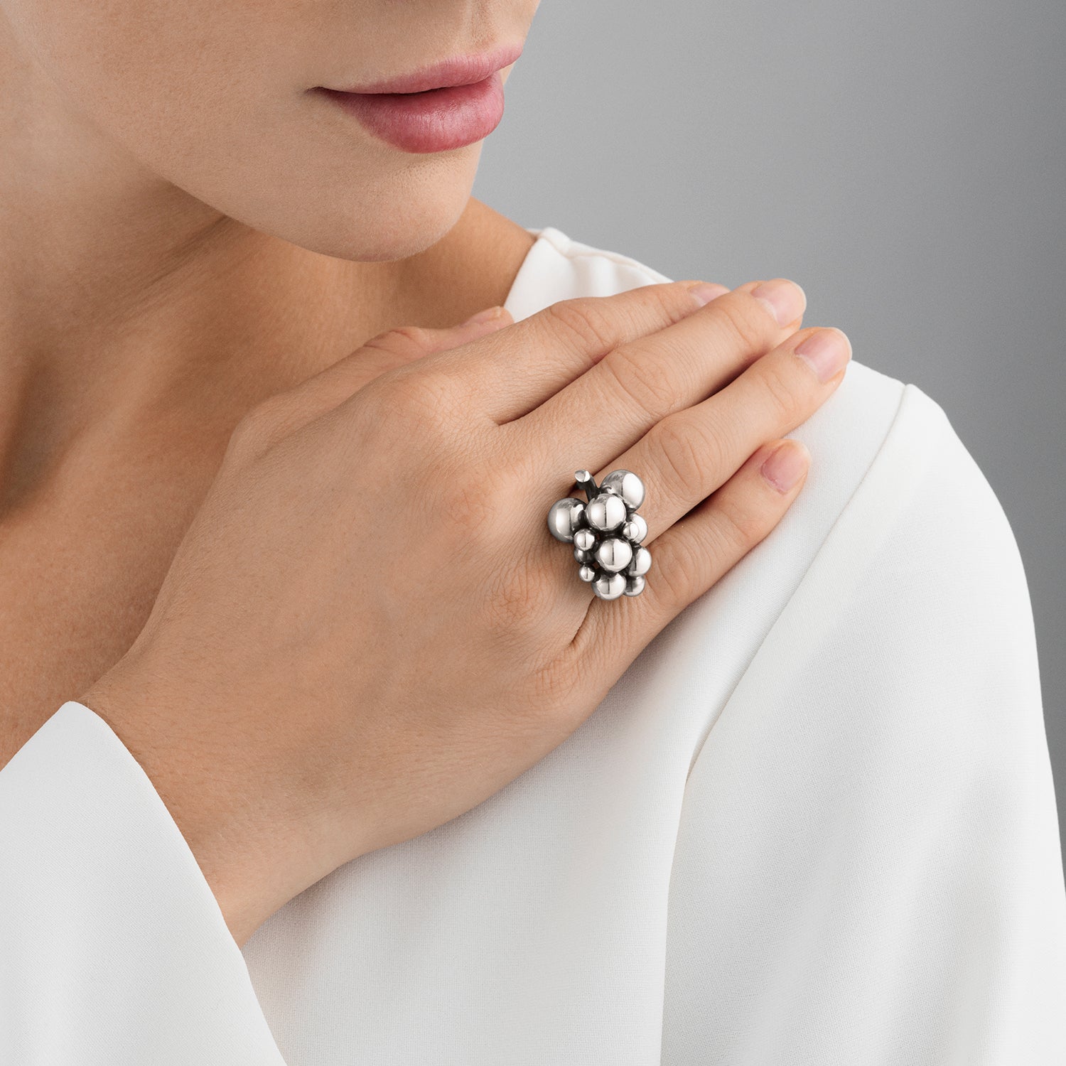 MOONLIGHT GRAPES ring - oxideret sterlingsølv, medium - Sct. Mathias Ure & Guld