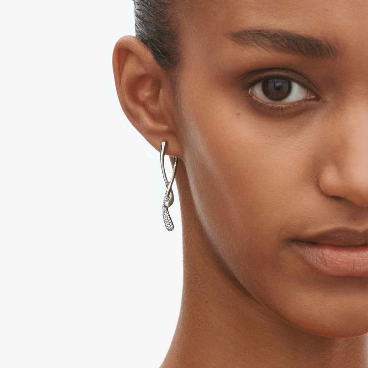 Mercy Swirl øreringe i sølv med diamanter, 0,37 ct.