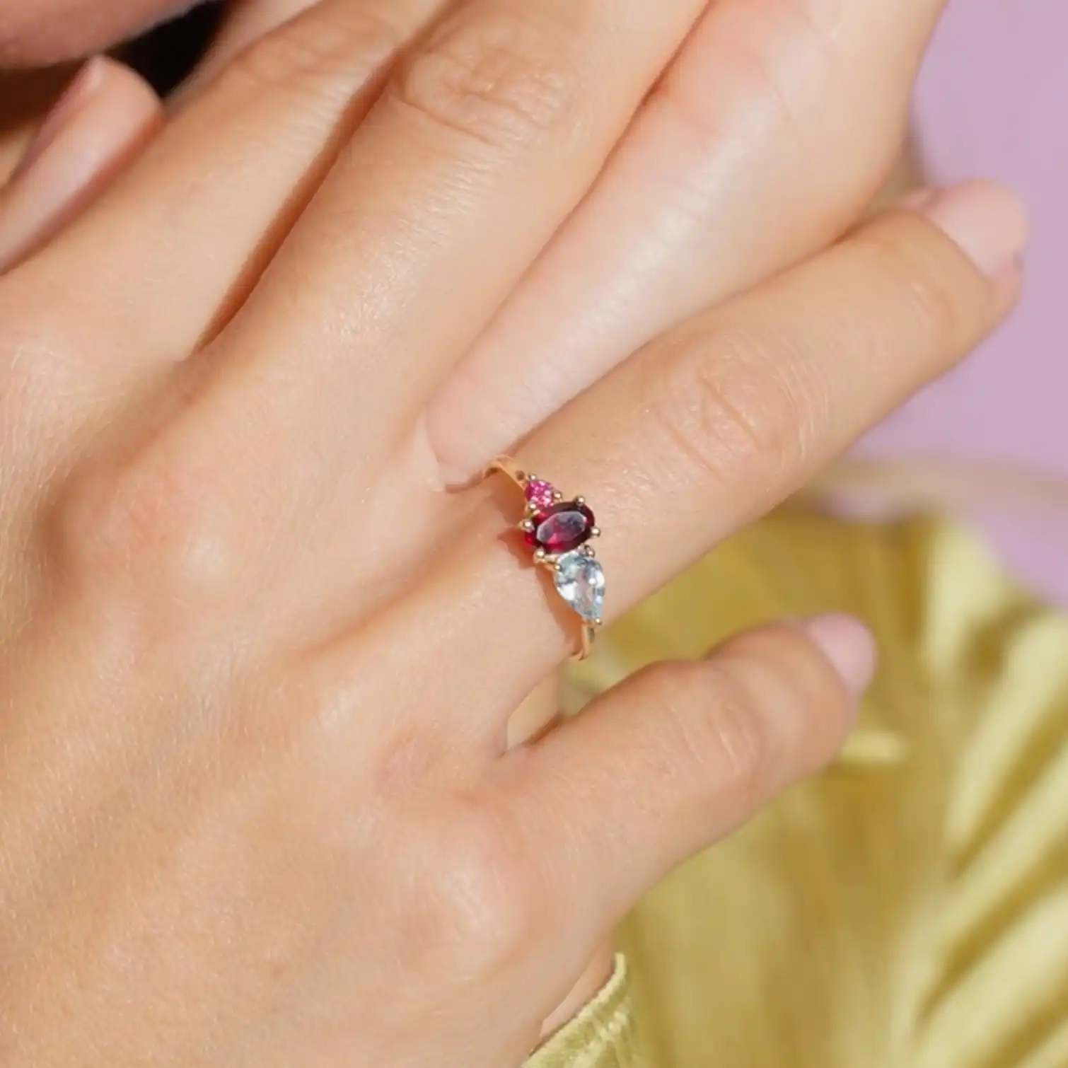 Ring i 8 kt. m. rhodolit