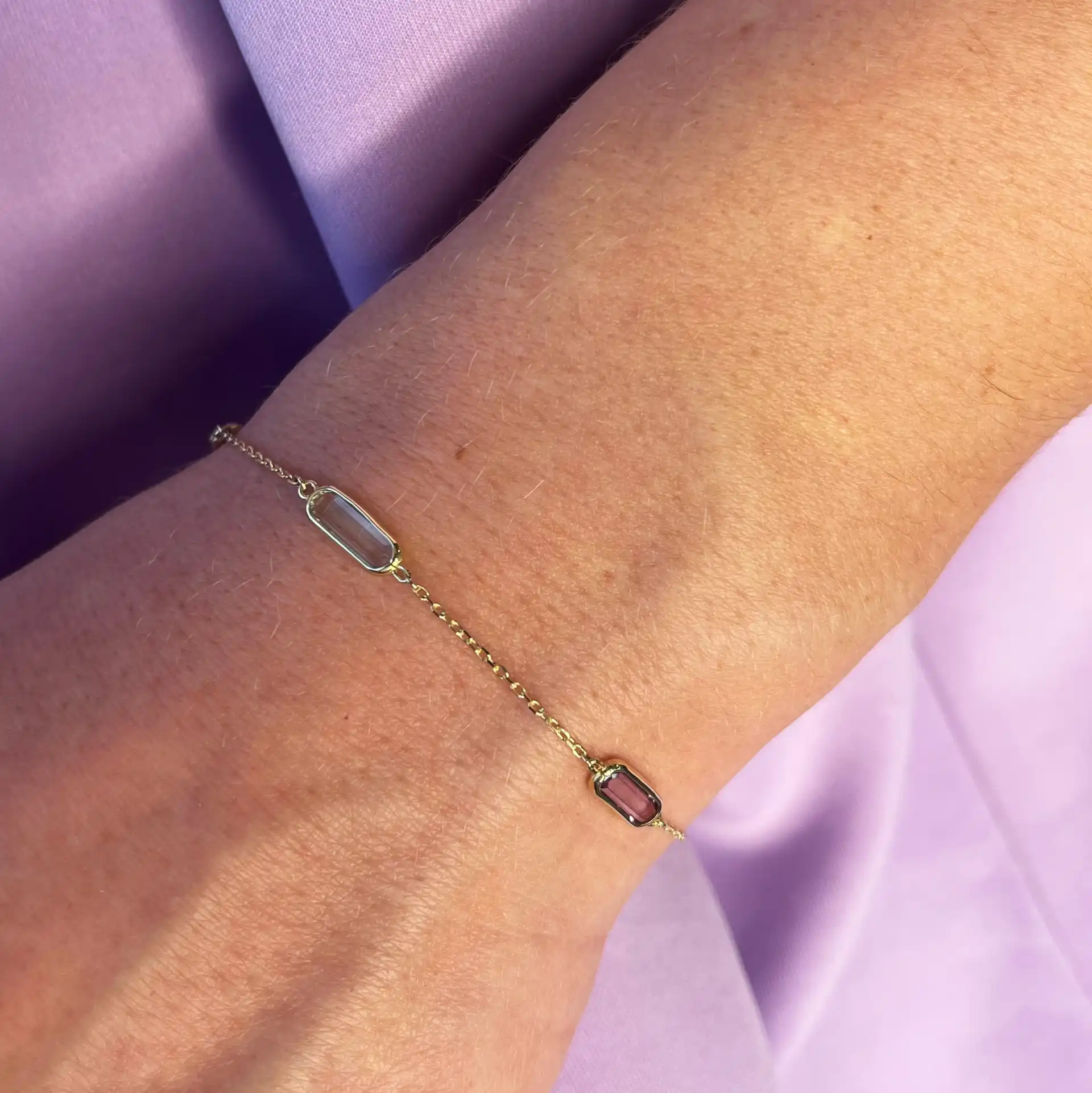 Armbånd i 8 kt. m. zirkonia