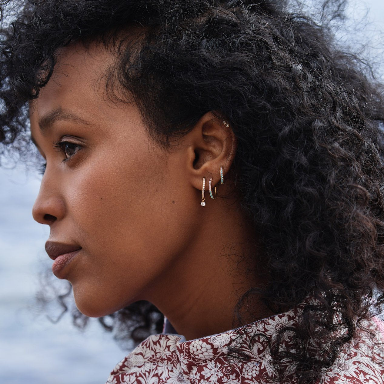 Sparkle hoops mini dangling stones - Sct. Mathias Ure & Guld