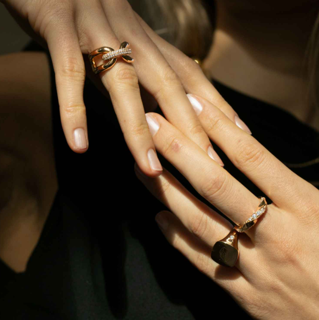 Ring, Ferrara med hvide zirkoner, forgyldt sølv - Sct. Mathias Ure & Guld